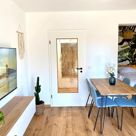 Butler Jungle - - Netflix - Big Box Apartment *